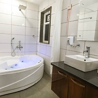 Penthouse W Jacuzzi Garden Extra Room Pets OK