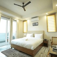 Peaceful City Paradise w King Bed Tub