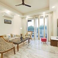 Peaceful City Paradise w King Bed Tub