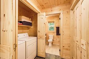 Peaceful Blue Ridge Cabin, Forest View & Fireplace