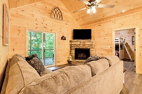 Peaceful Blue Ridge Cabin, Forest View & Fireplace