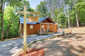 Peaceful Blue Ridge Cabin, Forest View & Fireplace