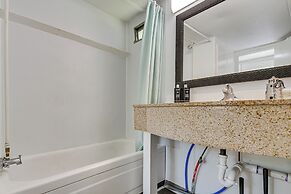 Single-story Cabin on Hyco Lake: Swim & Unwind!