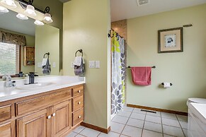 Door County Townhome: Pool Access, 1 Mi to Beach!