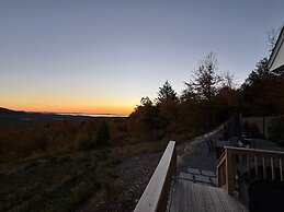 Sebago Sunrise Limit 8 3 Bedroom Villa by RedAwning