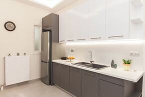 Pireas Jewel New Design Apt w Backyard