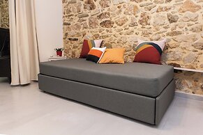 Pireas Jewel New Design Apt w Backyard