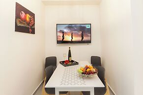 Pireas Jewel New Design Apt w Backyard