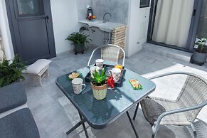 Pireas Jewel New Design Apt w Backyard