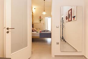 Pireas Jewel New Design Apt w Backyard