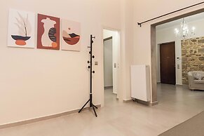 Pireas Jewel New Design Apt w Backyard