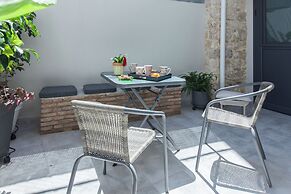 Pireas Jewel New Design Apt w Backyard