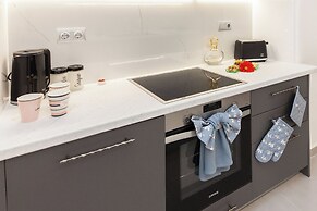 Pireas Jewel New Design Apt w Backyard