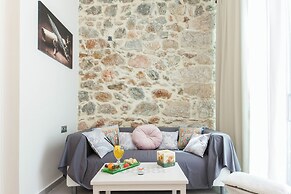 Pireas Jewel New Design Apt w Backyard