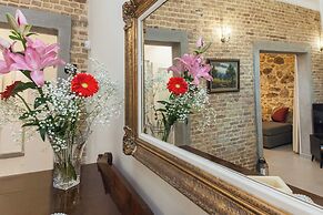 Pireas Jewel New Design Apt w Backyard