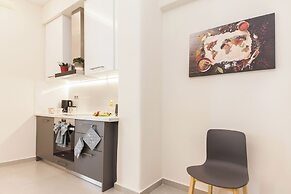 Pireas Jewel New Design Apt w Backyard