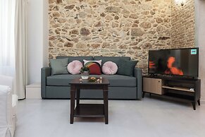 Pireas Jewel New Design Apt w Backyard