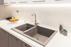 Pireas Jewel New Design Apt w Backyard