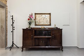 Pireas Jewel New Design Apt w Backyard