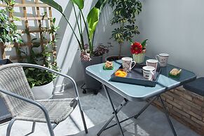 Pireas Jewel New Design Apt w Backyard