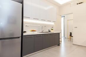 Pireas Jewel New Design Apt w Backyard