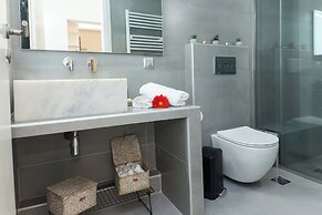 Pireas Jewel New Design Apt w Backyard