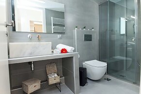 Pireas Jewel New Design Apt w Backyard