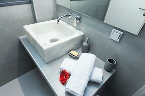 Pireas Jewel New Design Apt w Backyard