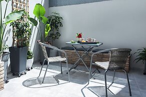 Pireas Jewel New Design Apt w Backyard