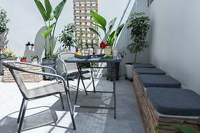 Pireas Jewel New Design Apt w Backyard