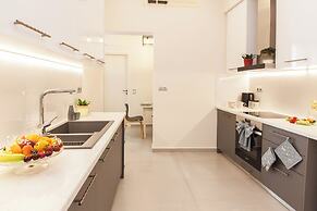 Pireas Jewel New Design Apt w Backyard