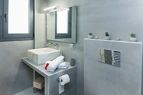 Pireas Jewel New Design Apt w Backyard