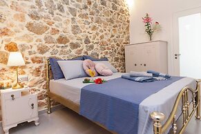 Pireas Jewel New Design Apt w Backyard