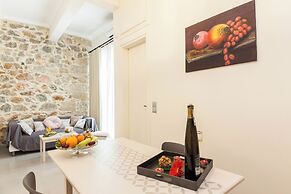 Pireas Jewel New Design Apt w Backyard