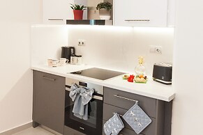 Pireas Jewel New Design Apt w Backyard