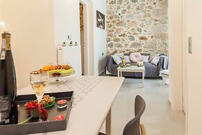 Pireas Jewel New Design Apt w Backyard