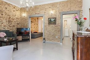 Pireas Jewel New Design Apt w Backyard