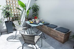 Pireas Jewel New Design Apt w Backyard