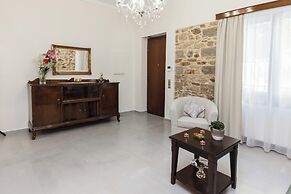 Pireas Jewel New Design Apt w Backyard