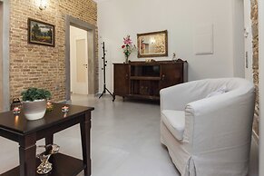 Pireas Jewel New Design Apt w Backyard