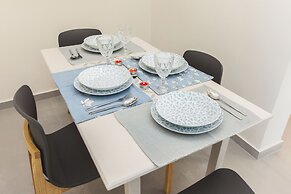 Pireas Jewel New Design Apt w Backyard