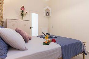 Pireas Jewel New Design Apt w Backyard