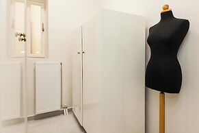 Pireas Jewel New Design Apt w Backyard