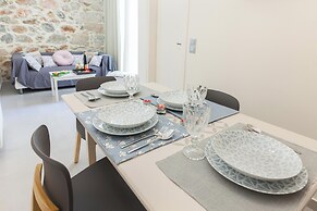 Pireas Jewel New Design Apt w Backyard