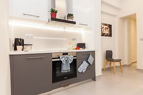 Pireas Jewel New Design Apt w Backyard