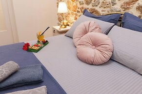 Pireas Jewel New Design Apt w Backyard