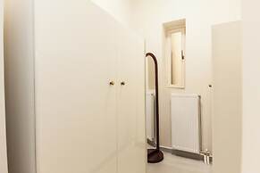 Pireas Jewel New Design Apt w Backyard