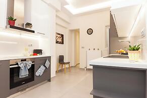 Pireas Jewel New Design Apt w Backyard