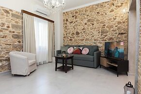 Pireas Jewel New Design Apt w Backyard