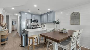 Gulf-front in Destin! Community Pool, Minutes to Beach